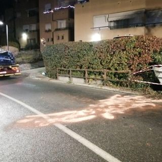 Incidente ad Arizzano, auto sbanda e finisce contro il guardrail