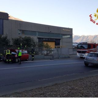 Verta, perdita di gas dopo un incidente d'auto: intervento dei vigili del fuoco. FOTO