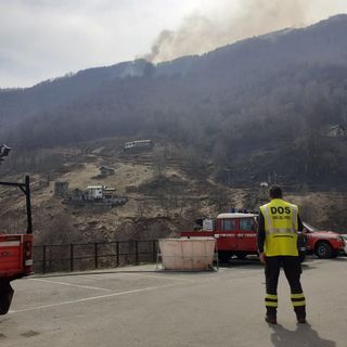 Continua a preoccupare l'incendio in valle Strona. FOTO E VIDEO
