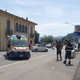 Scontro tra due auto di fronte alla biblioteca