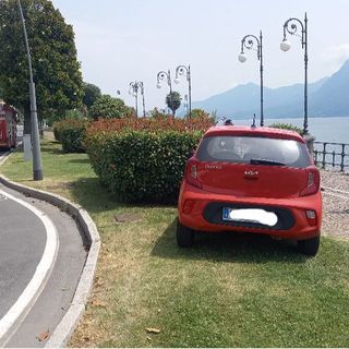 Perde il controllo dell'auto ed esce di strada in corso Mameli