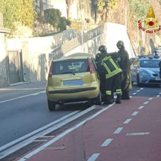 Auto esce di strada e trancia una tubazione del gas causando una perdita di metano