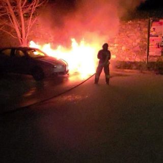 Auto in fiamme in piazza Pastura a Verbania