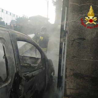 Auto parcheggiata prende fuoco all'improvviso