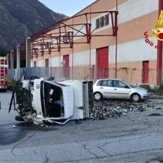 Furgone per la raccolta del vetro si ribalta, lievi ferite per il conducente