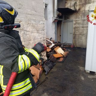 Incendio a Bee in un locale tecnico di una casa