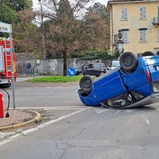 Microcar si ribalta in una rotonda a Trobaso