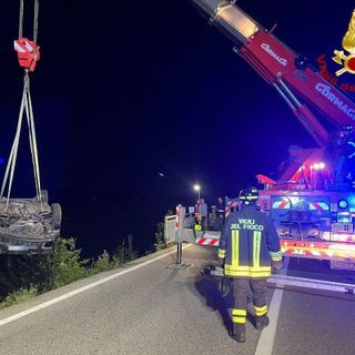 Automobilista finisce fuori strada in un canneto