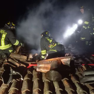 Fiamme sul tetto di una casa a Cannobio Fiamme sul tetto di una casa a Cannobio