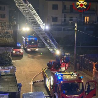 Tetto in fiamme a Gravellona, evacuate 3 famiglie
