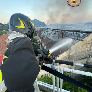 Incendio ai capannoni della ex Buzzi