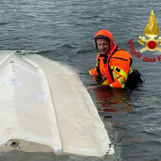 Imbarcazione si ribalta al largo di Suna: intervento dei Vigili del Fuoco