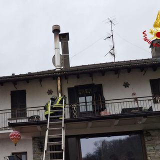 Principio di incendio al tetto di un’abitazione a Brolo di Nonio