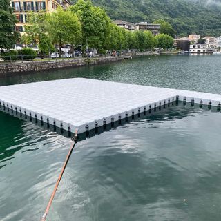 La piattaforma galleggiante di Omegna è pronta per gli eventi dell'estate