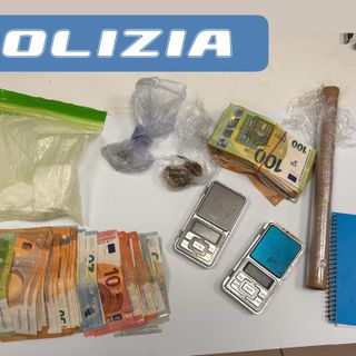 Fuggono all'alt della polizia e gettano la droga dal finestrino: una coppia arrestata per spaccio
