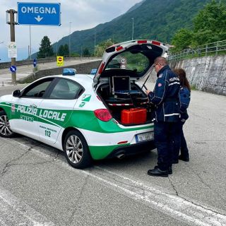 Fermata ad Omegna una sessantenne che guidava bevendo una birra