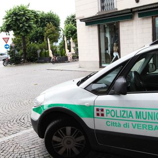 Bimbo di pochi mesi rischia di soffocare, salvato da un agente della Polizia Locale
