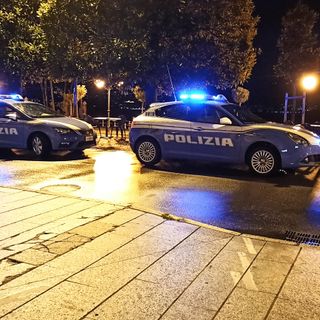 Ivoriano incappucciato si aggira di notte per le vie del centro di Verbania e aggredisce gli agenti durante un controllo