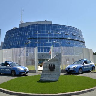 Possesso e spaccio di stupefacenti: due persone fermate dalla polizia