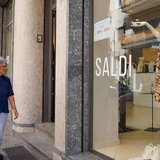 Saldi estivi, prevista una spesa di 201 euro a famiglia. I consigli di Confcommercio