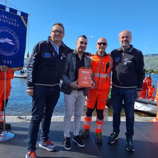 Dal Cantante della Solidarietà un nuovo defibrillatore per la Squadra Nautica di Salvamento