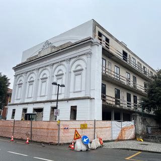 San Pallanza Resort, via ponteggi e gru ma lavori fermi?