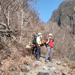 Climber cade e si frattura una gamba alla falesia di Nibbio