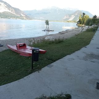 Ripulita dalle erbacce la spiaggia ai Tre Ponti