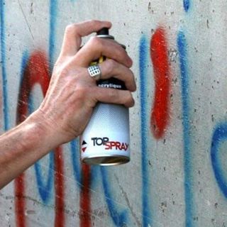 I vandali sporcano, il Comune pulisce e il fenomeno non si placa