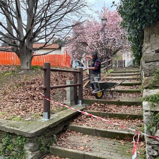 Rifatta la staccionata nel parcheggio di Biganzolo