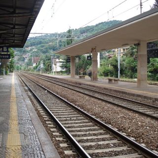 Coro di no alla chiusura della biglietteria della stazione di Stresa