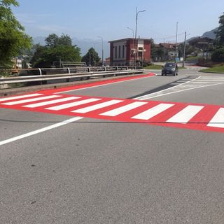 Omegna, più sicurezza a Verta: nuovi attraversamenti pedonali e carreggiata colorata