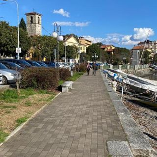 Il ritorno di tavolini e sedie sulle aiuole del lungolago di Suna fa felici gli esercenti