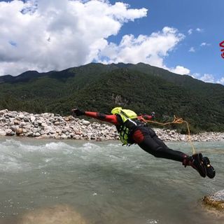 I vigili del fuoco si esercitano per il soccorso nei fiumi e in zone alluvionate