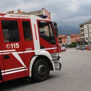 Auto in fiamme sull’A26, chiusi due tratti autostradali