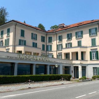 Belgirate, ceduto il complesso alberghiero di villa Carlotta