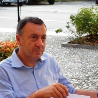 Passi avanti per lo sky bar sul tetto della biglietteria della Navigazione a Pallanza