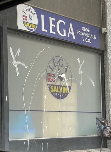 Atto vandalico contro sede provinciale della Lega: l'autore ripulisce le vetrine. Montani: “Non sarà denunciato”