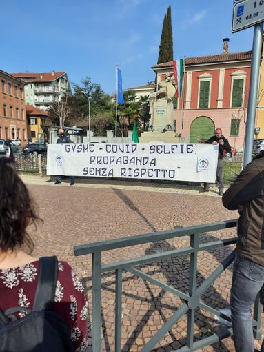 &quot;Gusme + Covid + Selfie propaganda senza rispetto&quot;, striscione di Forza Nuova di fronte al Municipio di Arona