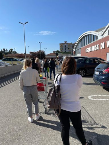 Coda e lunghe attese di fronte al supermercato Esselunga per fare la spesa Coda e lunghe attese di fronte al supermercato Esselunga per fare la spesa