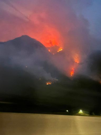 Le fiamme si avvicinano alle case a Pallanzeno: Canadair ed elicottero in azione. Migliora la situazione a Cimamulera Le fiamme si avvicinano alle case a Pallanzeno: Canadair ed elicottero in azione. Migliora la situazione a Cimamulera