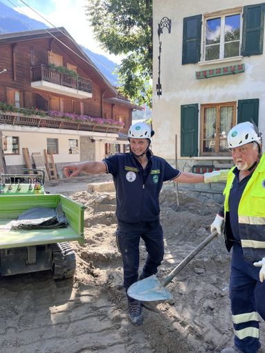 Le penne nere al lavoro per sostenere la popolazione di Macugnaga Le penne nere al lavoro per sostenere la popolazione di Macugnaga
