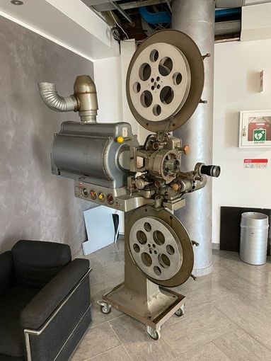 Simone De Mori porta la sua azienda su Canale 5: «Investire per crescere» Simone De Mori porta la sua azienda su Canale 5: «Investire per crescere»