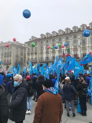 Sindacati, migliaia di persone a Torino: &quot;Giù il fisco per lavoratori e pensionati&quot;