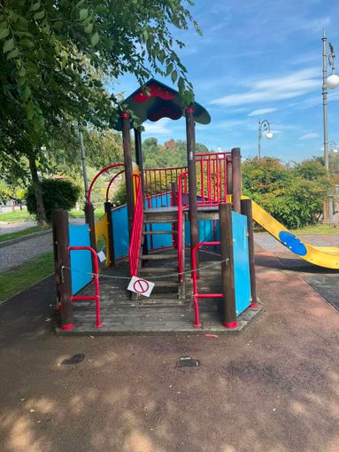 Se al parco giochi... non puoi giocare Se al parco giochi... non puoi giocare