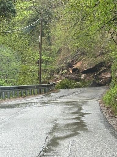 Frana in Vallestrona: strada chiusa tra la Piana e il ponte di Fornero