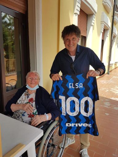 Consegnata la maglia con le firme dell'Inter per i 100 anni di nonna Elsa