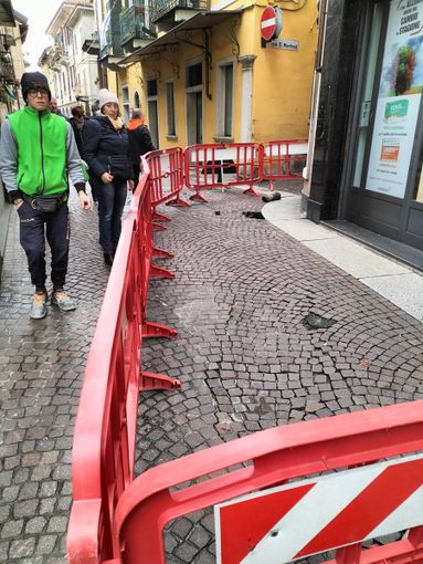 Voragine in via Alberganti, al lavoro i tecnici di Acqua Novara Vco Voragine in via Alberganti, al lavoro i tecnici di Acqua Novara Vco