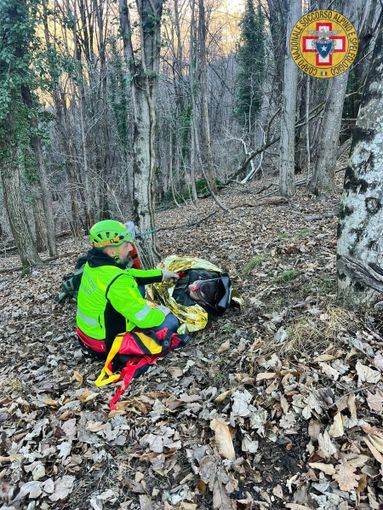 Cacciatore scivola e si ferisce alla schiena , recuperato da un'eliambulanza Cacciatore scivola e si ferisce alla schiena , recuperato da un'eliambulanza