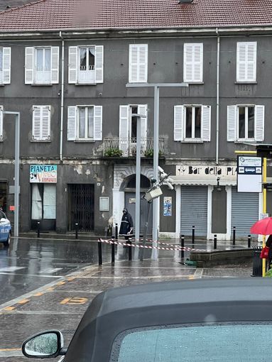 Auto abbatte il palo della videosorveglianza di piazza Beltrami Auto abbatte il palo della videosorveglianza di piazza Beltrami